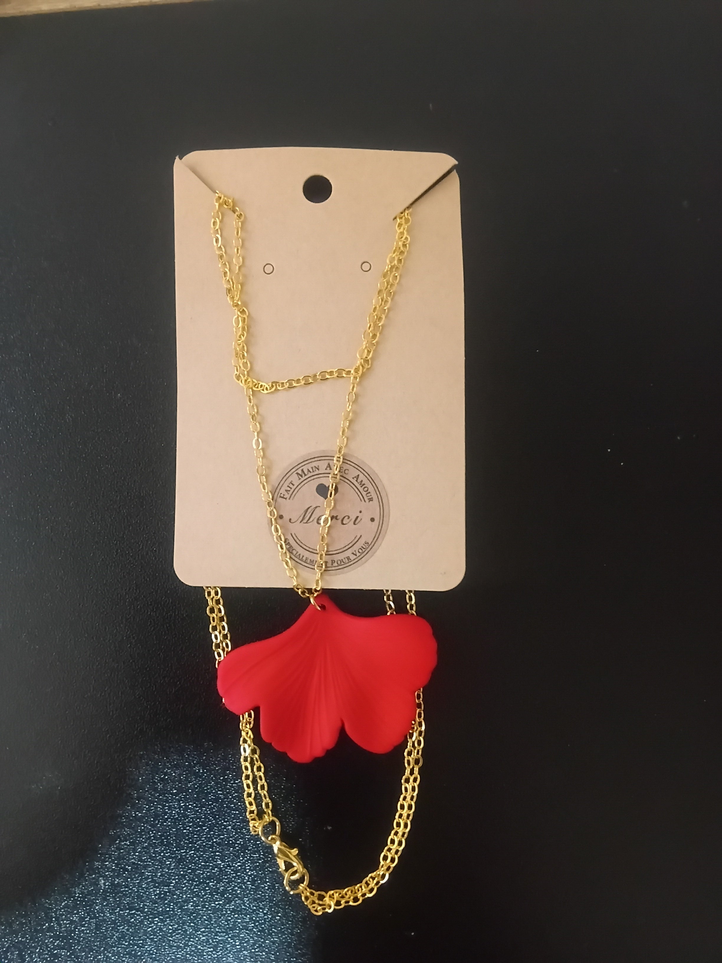 Fleur rouge collier